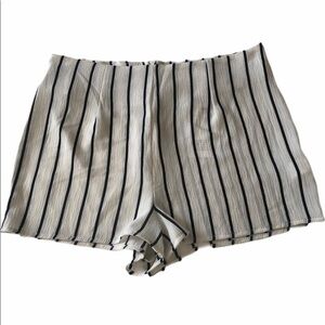 Sage White/Black Short‎ Women
